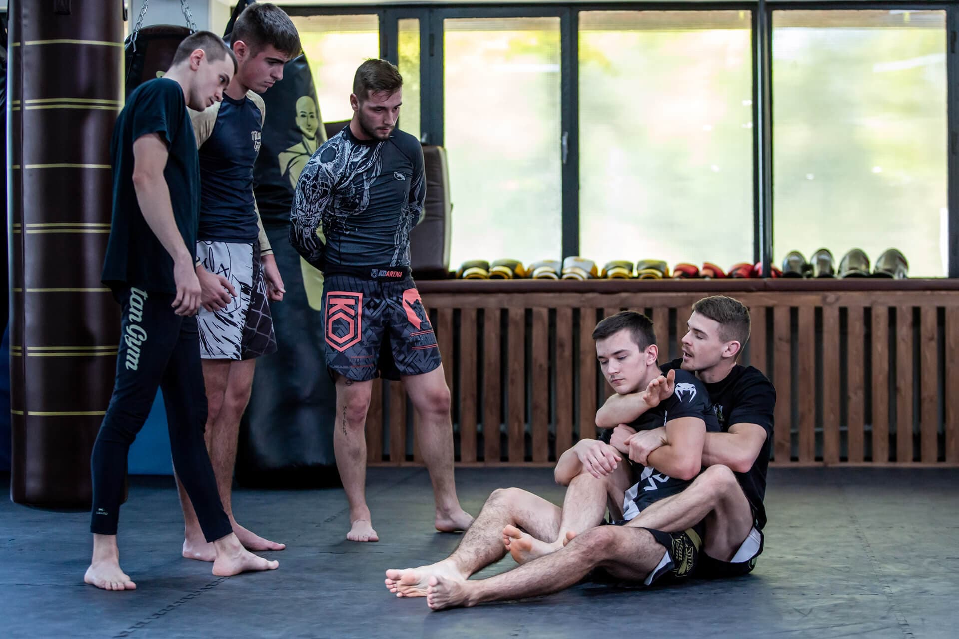 Tréneri Titan Gym Bratislava demonštrujú grappling počas tréningu